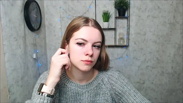 Snapshot of AliceFlirtt_ chatting on 12.27.24 AliceFlirtt online show from 12.27.24
