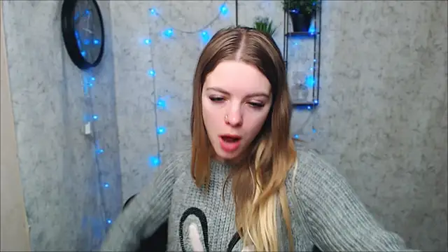 Snapshot of AliceFlirtt_ chatting on 12.27.24 AliceFlirtt online show from 12.27.24