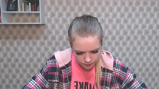 Snapshot of AliceFlirtt_ chatting on 02.05.25 AliceFlirtt online show from 02.05.25
