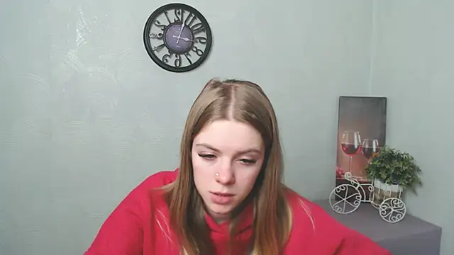 Snapshot of AliceFlirtt_ chatting on 02.19.25 AliceFlirtt online show from 02.19.25