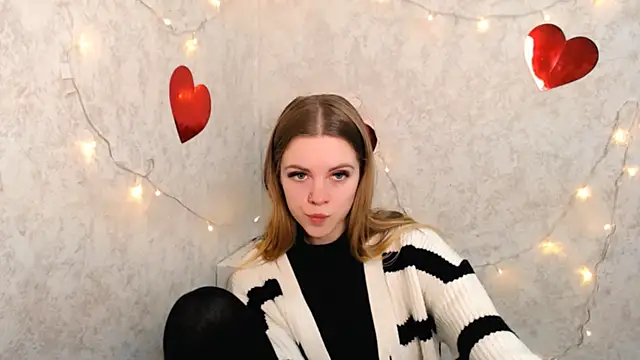 Snapshot of AliceFlirtt_ chatting on 02.21.25 AliceFlirtt online show from 02.21.25