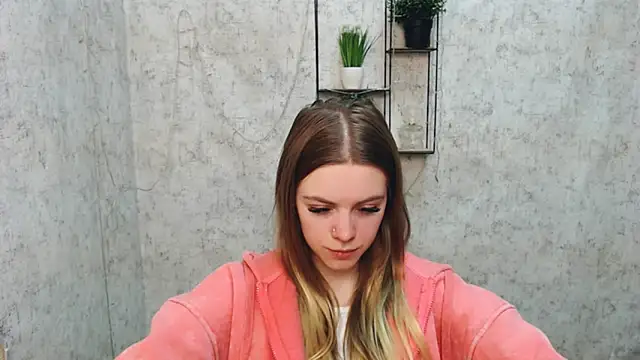 Snapshot of AliceFlirtt_ chatting on 02.24.25 AliceFlirtt online show from 02.24.25