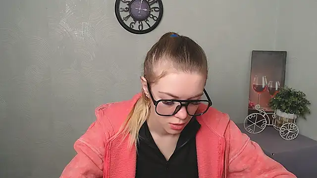 Snapshot of AliceFlirtt_ chatting on 02.28.25 AliceFlirtt online show from 02.28.25