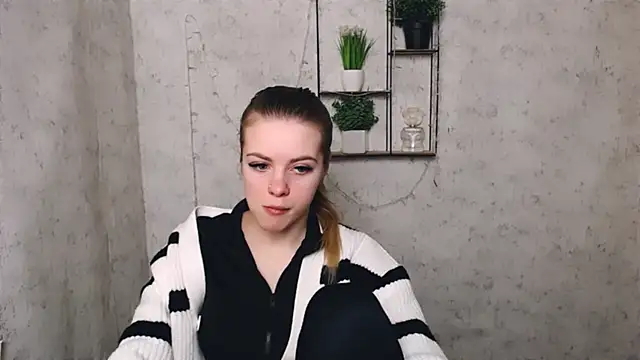 Snapshot of AliceFlirtt_ chatting on 03.05.25 AliceFlirtt online show from 03.05.25