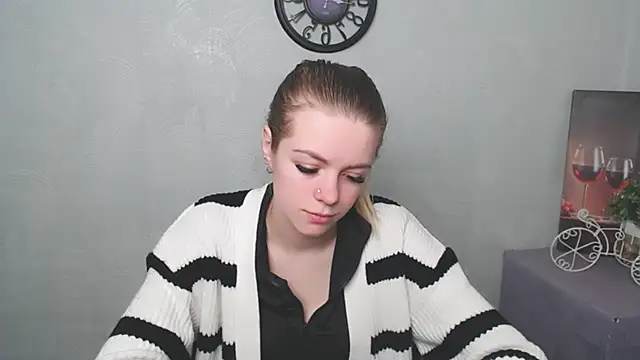 Snapshot of AliceFlirtt_ chatting on 03.05.25 AliceFlirtt online show from 03.05.25