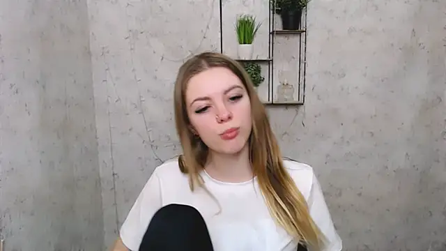 Snapshot of AliceFlirtt_ chatting on 03.12.25 AliceFlirtt online show from 03.12.25