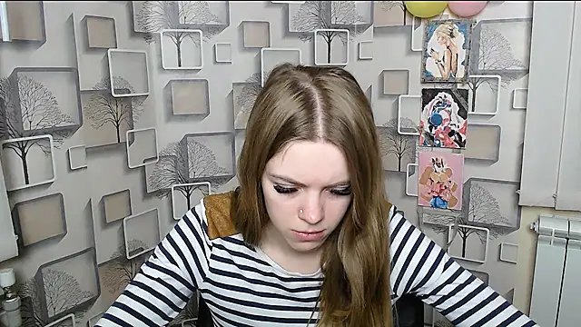 Snapshot of AliceFlirtt_ chatting on 03.13.25 AliceFlirtt online show from 03.13.25