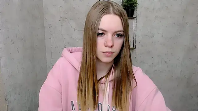 Snapshot of AliceFlirtt_ chatting on 03.17.25 AliceFlirtt online show from 03.17.25