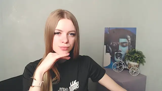 Snapshot of AliceFlirtt_ chatting on 03.19.25 AliceFlirtt online show from 03.19.25