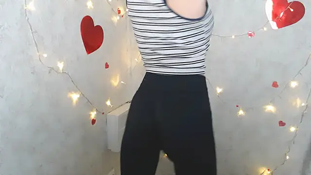 Snapshot of AliceFlirtt_ chatting on 03.22.25 AliceFlirtt online show from 03.22.25