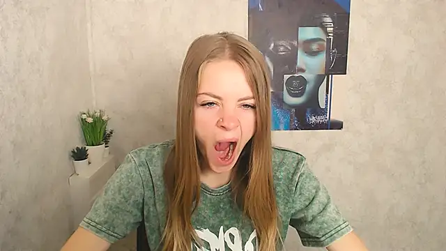 Snapshot of AliceFlirtt_ chatting on 09.13.25 AliceFlirtt online show from 09.13.25