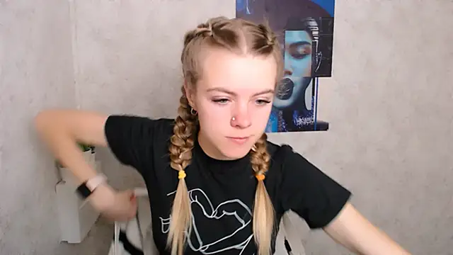 Snapshot of AliceFlirtt_ chatting on 09.17.25 AliceFlirtt online show from 09.17.25