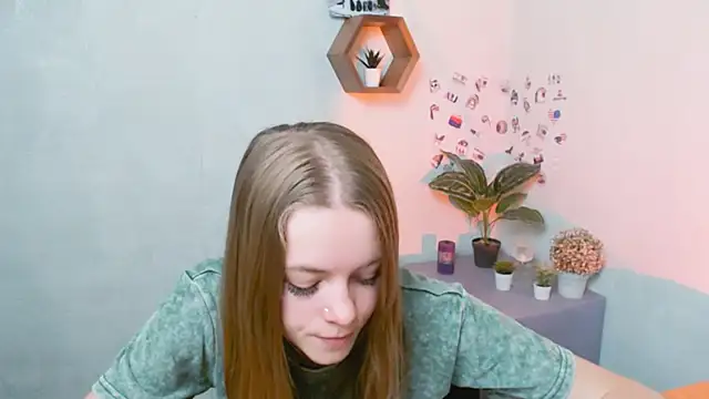Snapshot of AliceFlirtt_ chatting on 09.19.25 AliceFlirtt online show from 09.19.25