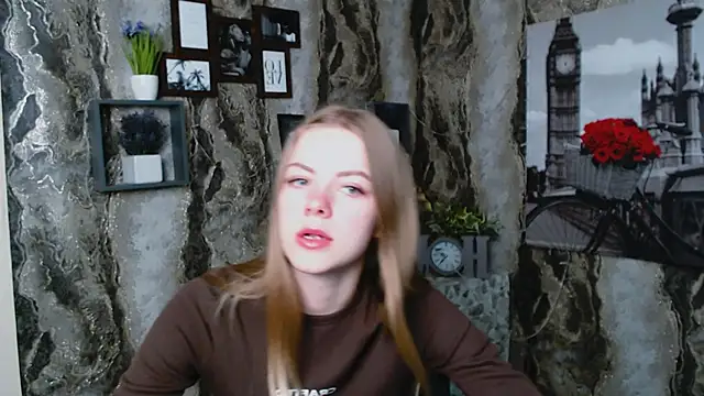 Snapshot of AliceFlirtt_ chatting on 09.22.25 AliceFlirtt online show from 09.22.25