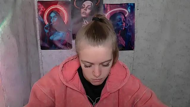 Snapshot of AliceFlirtt_ chatting on 09.24.25 AliceFlirtt online show from 09.24.25