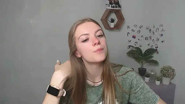 Snapshot of AliceFlirtt_ chatting on 09.29.25 AliceFlirtt online show from 09.29.25