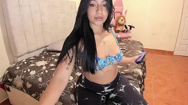 Snapshot of julieth_hot69 chatting on 12.17.24 julieth hot69 online show from 12.17.24