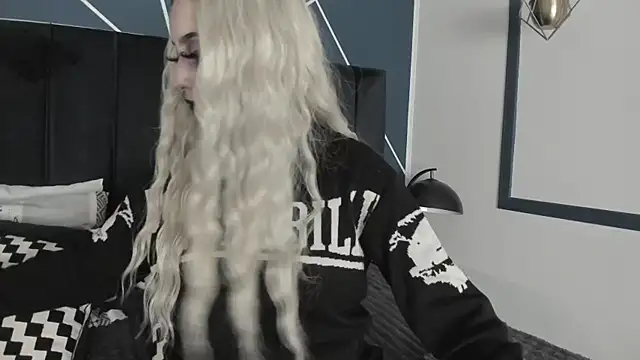 Snapshot of Adeelinee chatting on 01.30.25 Adeelinee online show from 01.30.25