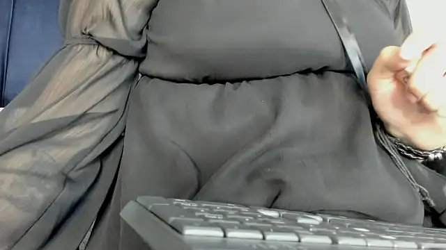Snapshot of Adeelinee chatting on 01.31.25 Adeelinee online show from 01.31.25