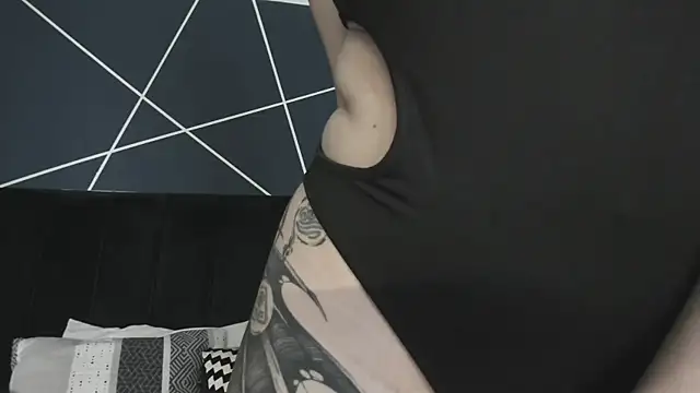 Snapshot of Adeelinee chatting on 02.18.25 Adeelinee online show from 02.18.25