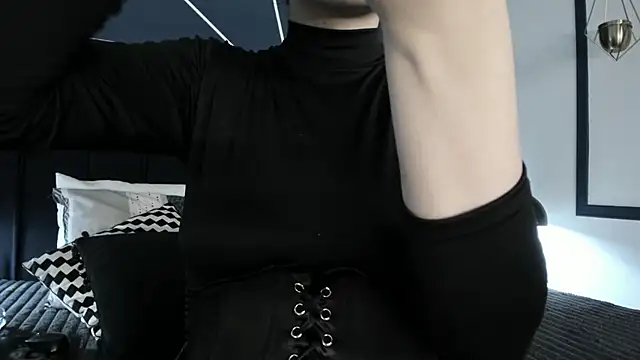 Snapshot of Adeelinee chatting on 03.19.25 Adeelinee online show from 03.19.25