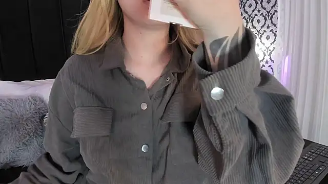 Snapshot of Adeelinee chatting on 11.19.25 Adeelinee online show from 11.19.25