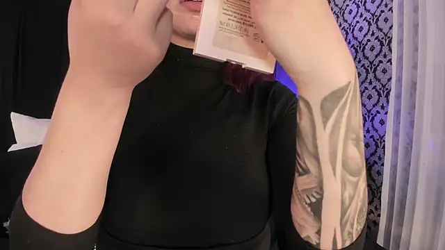 Snapshot of Adeelinee chatting on 11.28.25 Adeelinee online show from 11.28.25