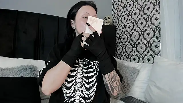 Snapshot of Adeelinee chatting on 06.19.26 Adeelinee online show from 06.19.26