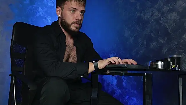 Snapshot of juliusmasters chatting on 12.16.25 juliusmasters online show from 12.16.25