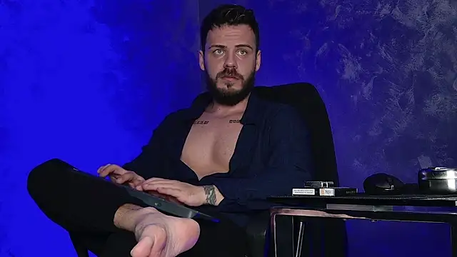 Snapshot of juliusmasters chatting on 12.20.25 juliusmasters online show from 12.20.25