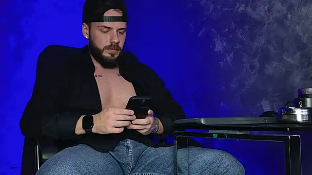 Snapshot of juliusmasters chatting on 12.21.25 juliusmasters online show from 12.21.25