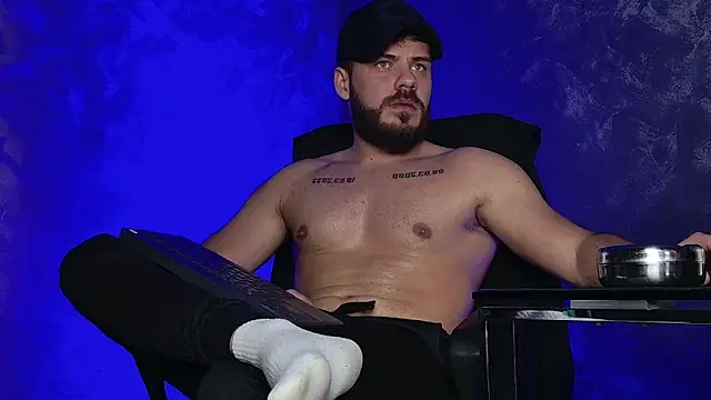 Snapshot of juliusmasters chatting on 12.22.25 juliusmasters online show from 12.22.25