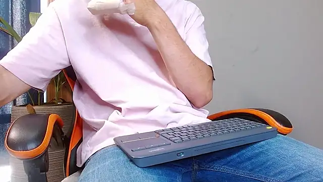 Snapshot of Mr_WhiteCock chatting on 10.19.25 Mr WhiteCock online show from 10.19.25