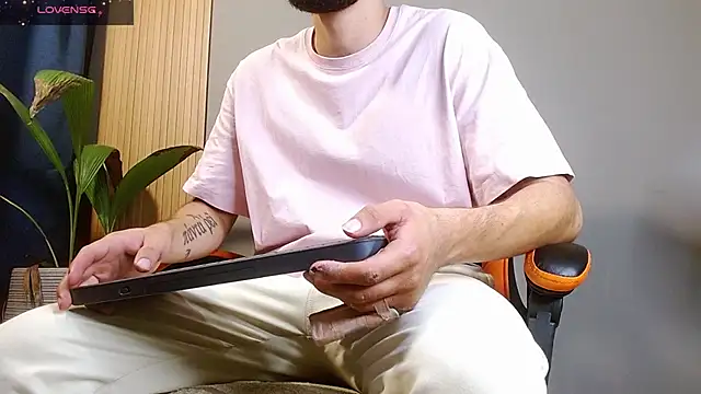 Snapshot of Mr_WhiteCock chatting on 10.31.25 Mr WhiteCock online show from 10.31.25