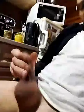 Snapshot of tomee83 chatting on 12.04.25 tomee83 online show from 12.04.25