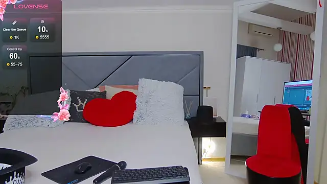 Snapshot of BellaHillss chatting on 01.27.25 BellaHillss online show from 01.27.25