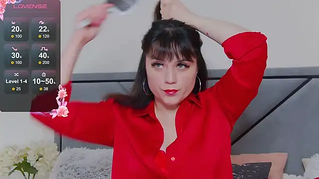 Snapshot of BellaHillss chatting on 03.17.25 BellaHillss online show from 03.17.25