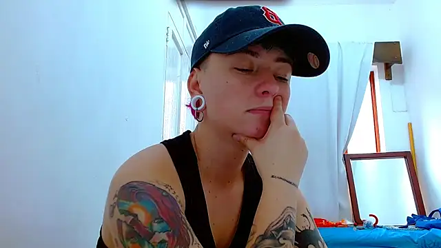 Snapshot of tomboyblue chatting on 11.21.25 tomboyblue online show from 11.21.25