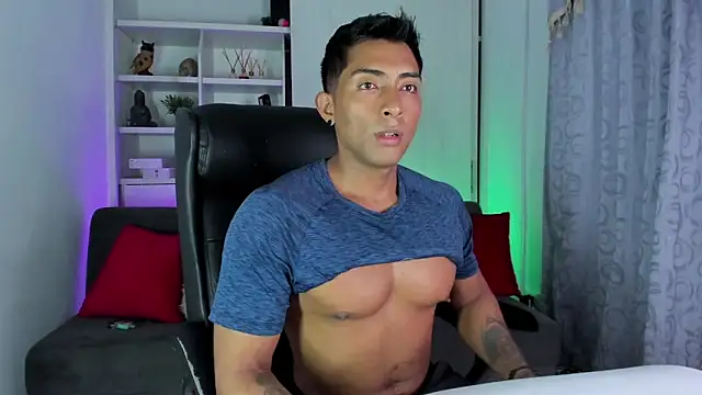 Snapshot of Couple_muscle1 chatting on 12.16.24 Couple muscle1 online show from 12.16.24
