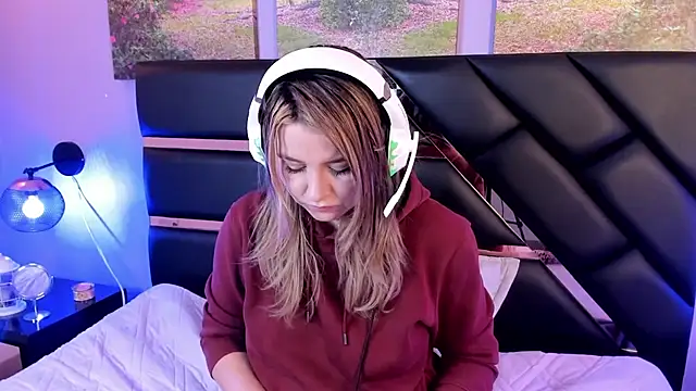 Snapshot of Annie_mone chatting on 12.10.24 Annie mone online show from 12.10.24