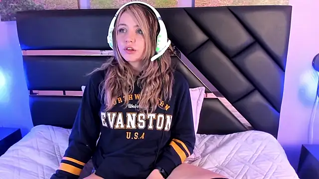 Snapshot of Annie_mone chatting on 12.17.24 Annie mone online show from 12.17.24