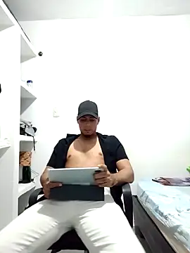 Snapshot of bonehur chatting on 10.01.25 bonehur online show from 10.01.25