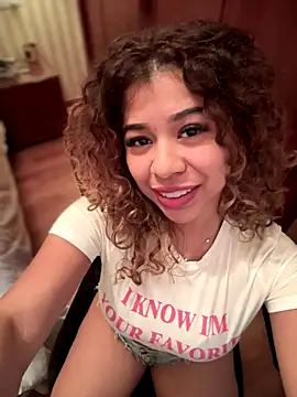 Snapshot of LEONCITA_ chatting on 12.16.25 LEONCITA online show from 12.16.25