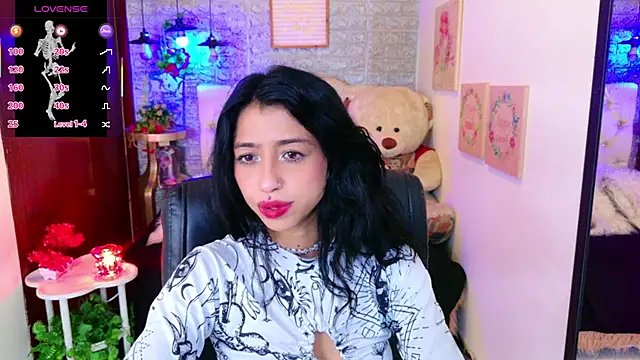 Snapshot of REDHOTTER_ chatting on 09.26.25 REDHOTTER online show from 09.26.25