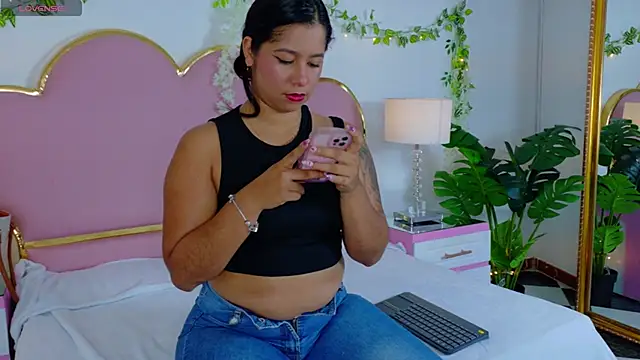 Snapshot of EmmaCrush chatting on 10.21.25 EmmaCrush online show from 10.21.25