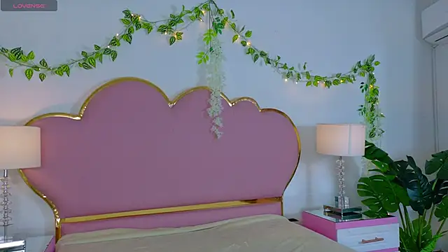 Snapshot of EmmaCrush chatting on 10.23.25 EmmaCrush online show from 10.23.25