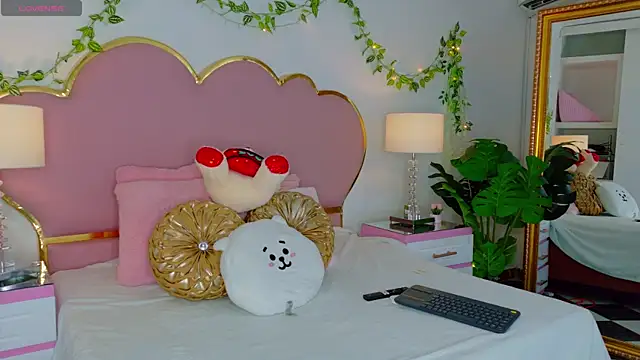 Snapshot of EmmaCrush chatting on 11.12.25 EmmaCrush online show from 11.12.25