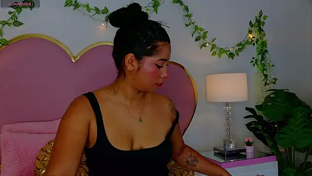 Snapshot of EmmaCrush chatting on 11.13.25 EmmaCrush online show from 11.13.25