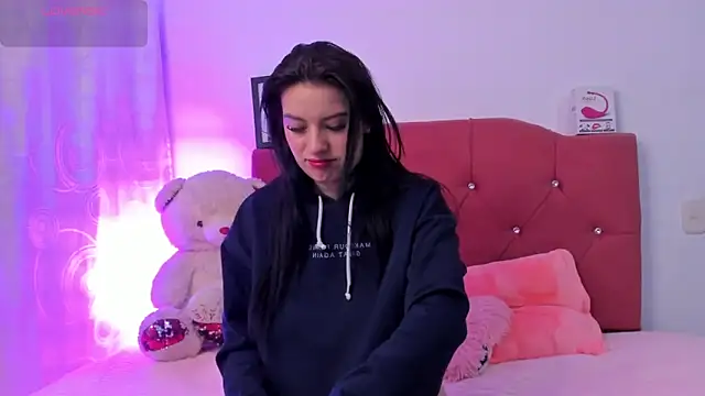 Snapshot of LucianaTomson chatting on 10.11.25 LucianaTomson online show from 10.11.25