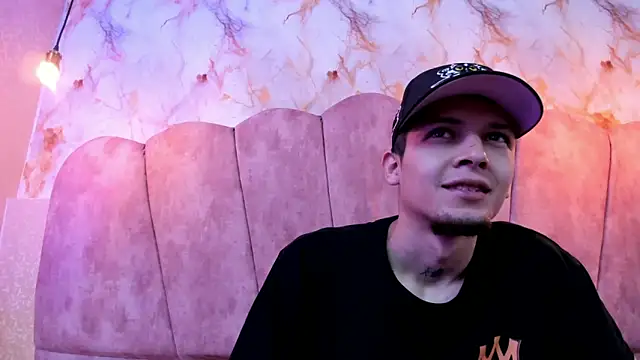 Snapshot of kendalltaylorr chatting on 10.15.25 kendalltaylorr online show from 10.15.25